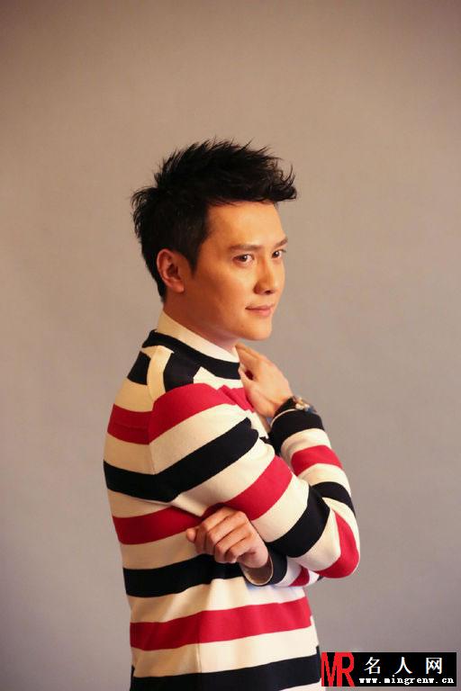 冯绍峰登《CQ》杂志 成熟稳重尽显男人本色(1)