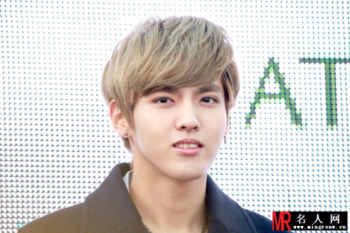 吴亦凡2013年自然乐园签售会 颜神精致美颜引粉丝欢呼(1)
