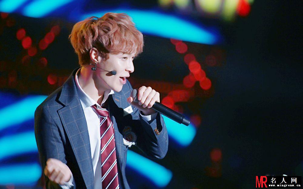 EXO张艺兴2013年南京群星演唱会帅气亮相惊爆全场(1)