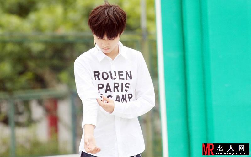 TFBOYS王俊凯生活照 小正太被御姐挑逗(1)