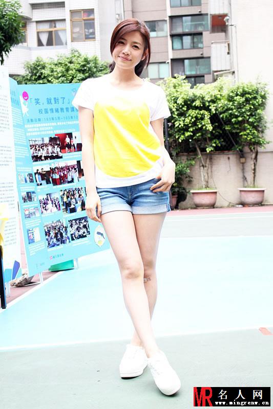 陈妍希清新亮相公益活动 笑容甜美清新怡人(1)