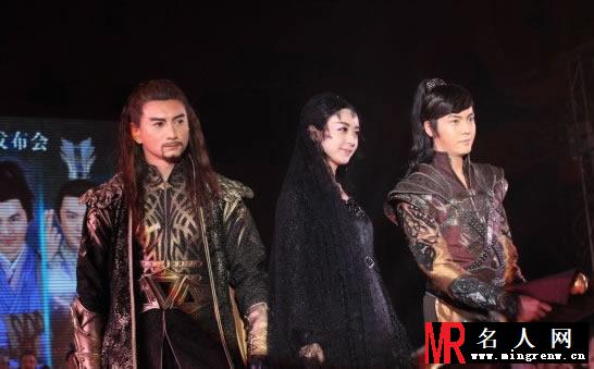 《蜀山战纪之剑侠传奇》发布会 陈伟霆赵丽颖古装卖萌亮相(1)