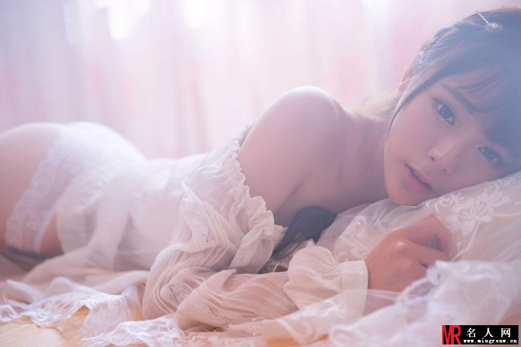 性感嫩模诱惑写真 露酥胸裸美背(1)