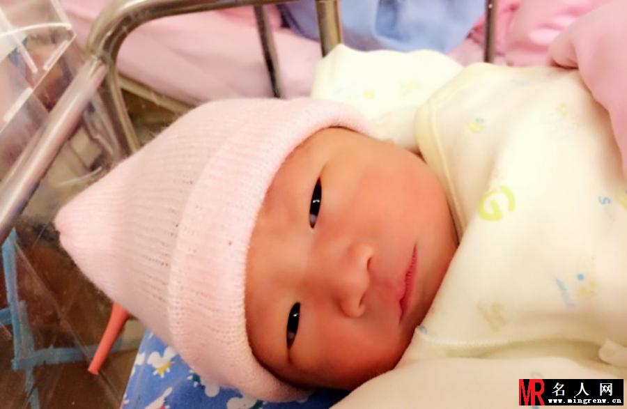吴辰君微博晒女 素颜出镜显臃肿(1)