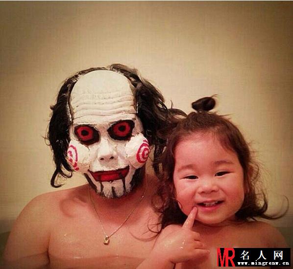 日本逗比父女雷人洗澡自拍 不能好好的洗澡了(1)