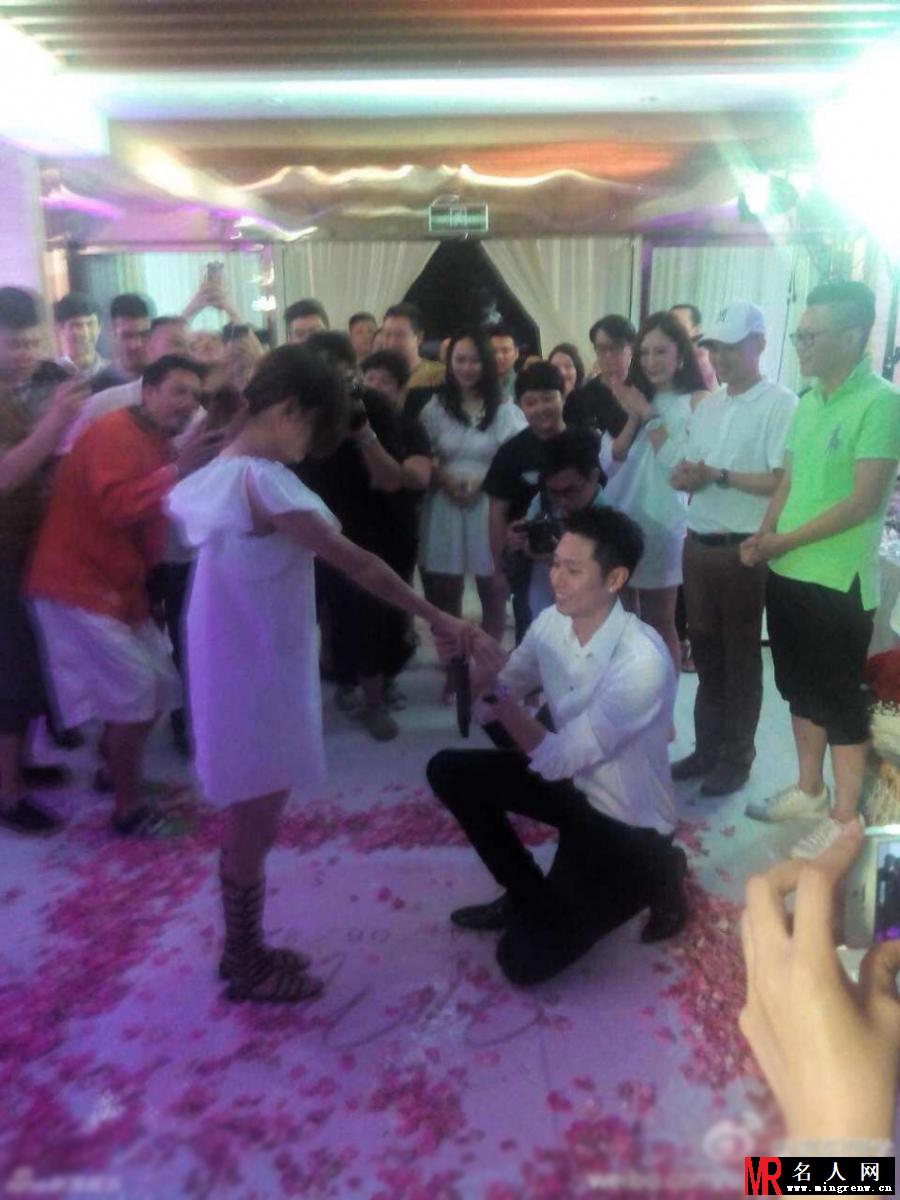 曝张嘉倪浪漫生日会 男友惊喜求婚(1)