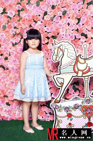 王诗龄玫瑰花海大片 清新粉嫩宛若小精灵(1)