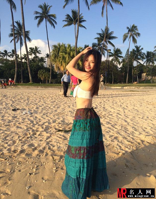 女神柳岩沙滩藏胸露腰 甜美妩媚海边倩影(1)