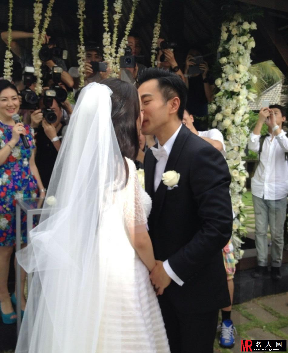 杨幂刘恺威甜蜜大婚 当众热吻羡煞众人(1)