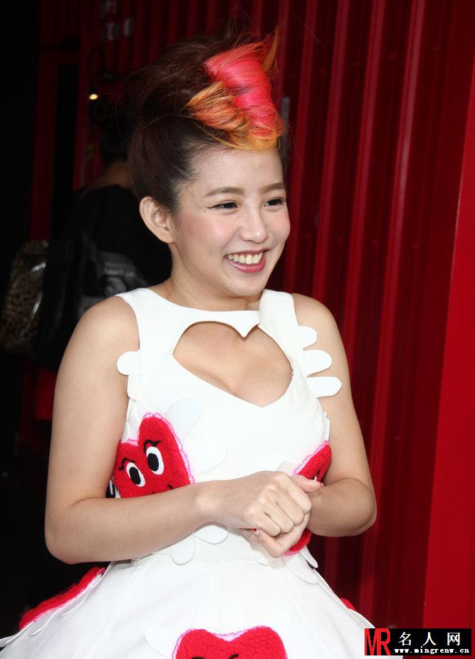 郭书瑶着女仆装爆乳亮相 大露胸器性感挑逗(1)