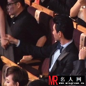 刘诗诗吴奇隆一年前亲密牵手照曝光(1)
