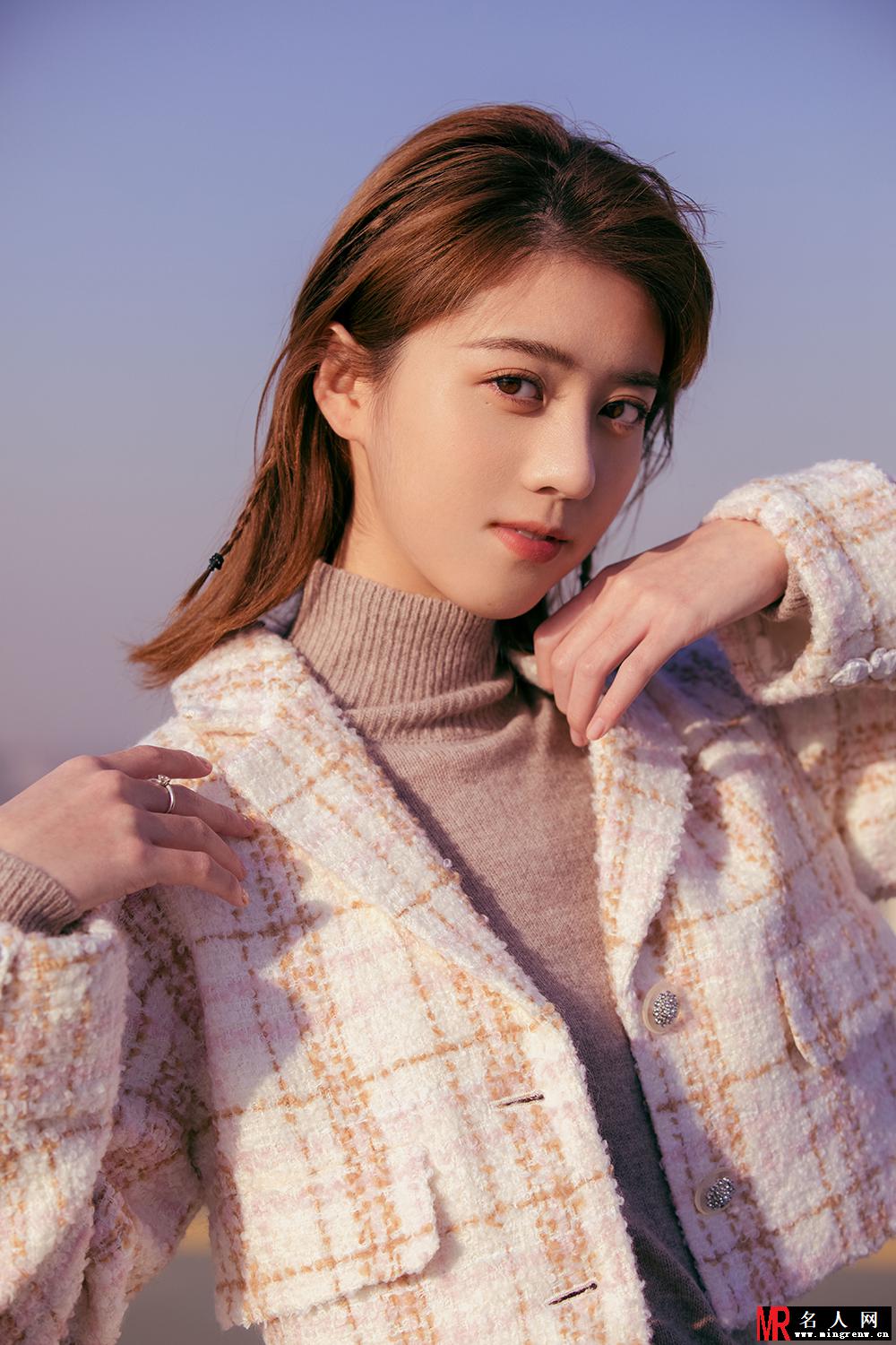 李凯馨初冬写真曝光  小香风花式毛呢套装彰显少女的浪漫(1)