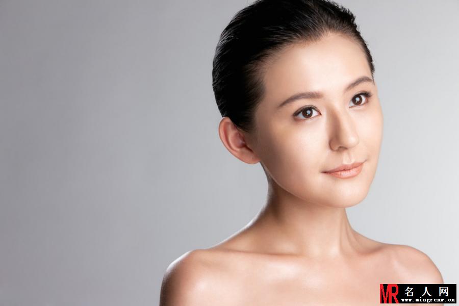 热依扎裸妆写真 大秀修长美腿(1)