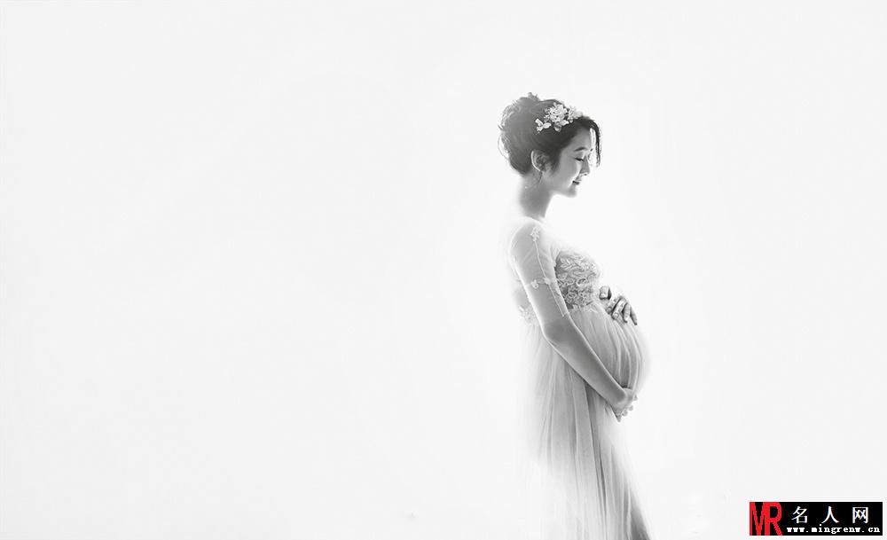 王栎鑫和孕妻拍写真“炫腹” 十分幸福甜蜜(1)