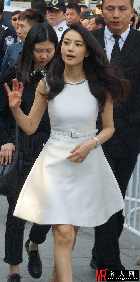 高圆圆白裙优雅清新可人 频挥手显亲民(1)