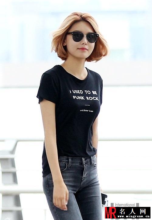 少女时代现机场 Tiffany短裙险被吹翻(1)