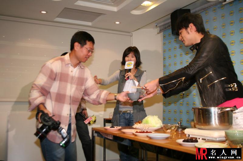 周杰伦HITFM宣传《我很忙》专辑高清图片(1)