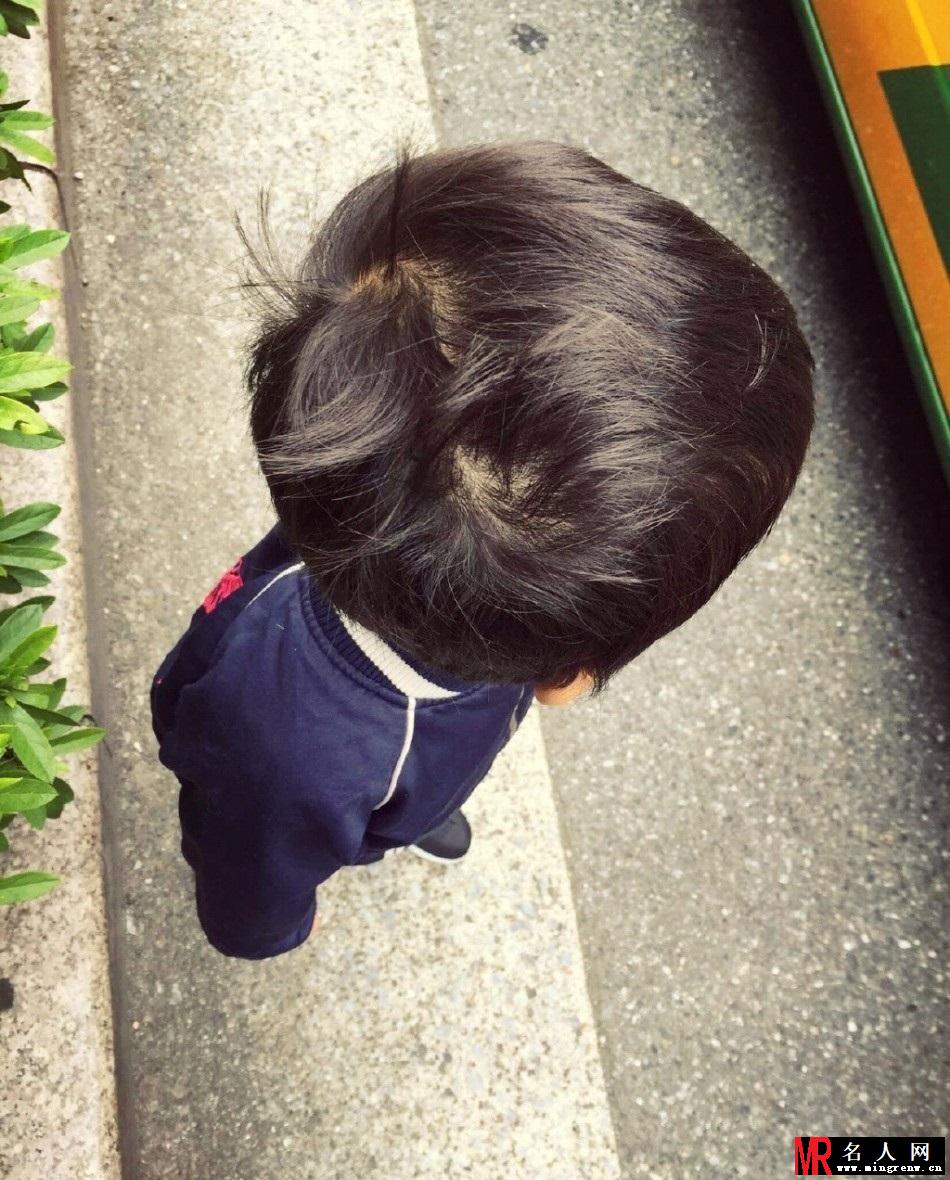 邓超嗮儿子照片 获称“黑娃神爹”(1)