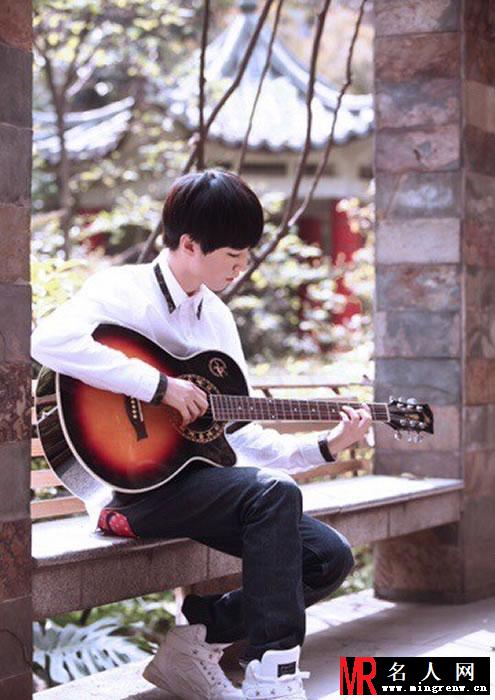 TFBOYS王俊凯2015最新生活照 充满阳光微笑温暖(1)