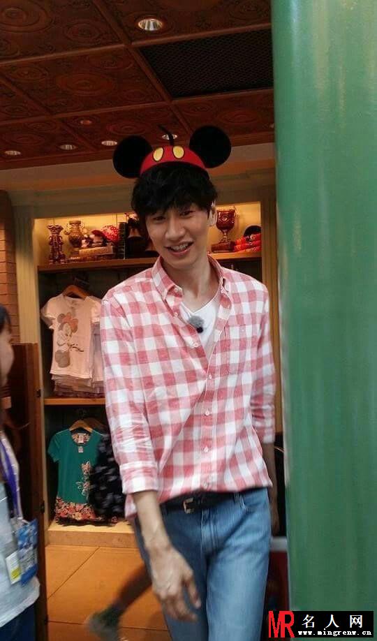 李光洙熊黛林疑似假戏真做 《如果爱》香港迪士尼拍摄亲密互动(1)
