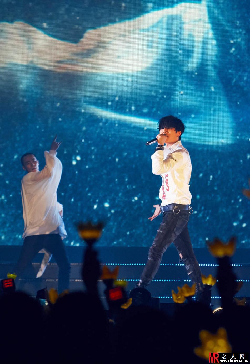 天团BigBang强势回归 韩国首尔演唱会HIGH爆全场(1)