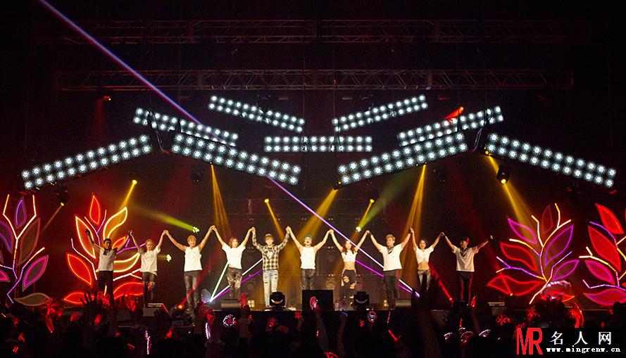 JYJ成员金俊秀蓝发现身日本演唱会深情演出(1)