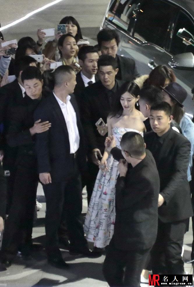 王丽坤出席活动架子大 全程获保镖搀扶(1)