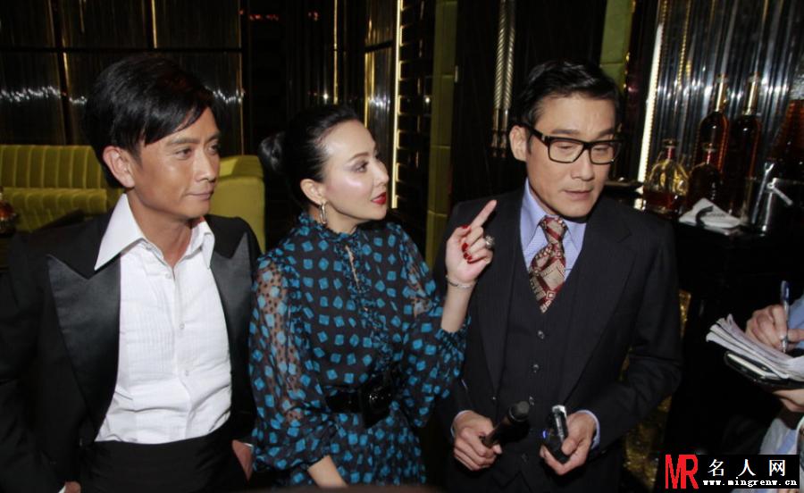 刘嘉玲舞台剧获好评 与好友梁家辉玩亲亲(1)