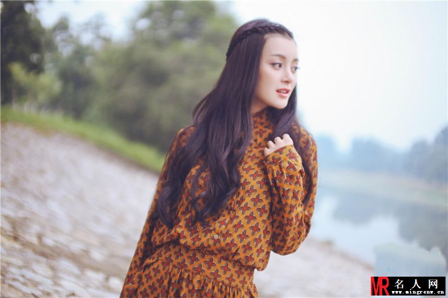 王瑞子秋日浪漫写真 长发飘飘闲适温暖(1)