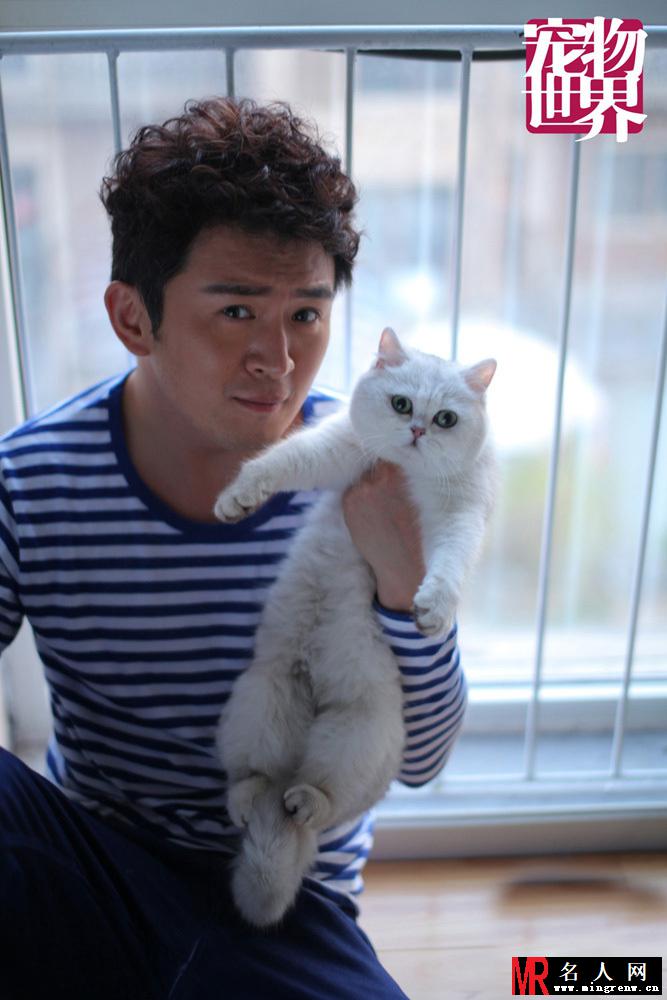 郭家铭携萌猫拍时尚大片 俏皮与萌猫惬意互动(1)
