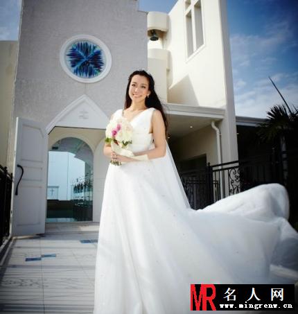吴辰君晒婚照庆两周年 婚姻幸福满脸甜蜜(1)