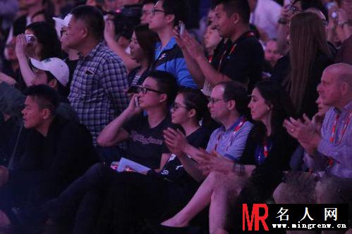 张靓颖冯轲现身NBA赛场 裸妆似大学女生(1)