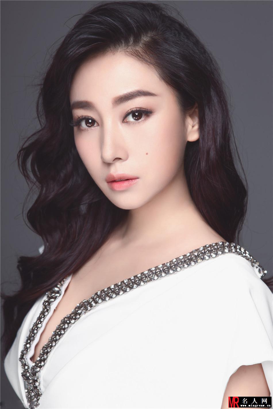 贾晓晨红唇演绎秋日妩媚 展现性感身材(1)