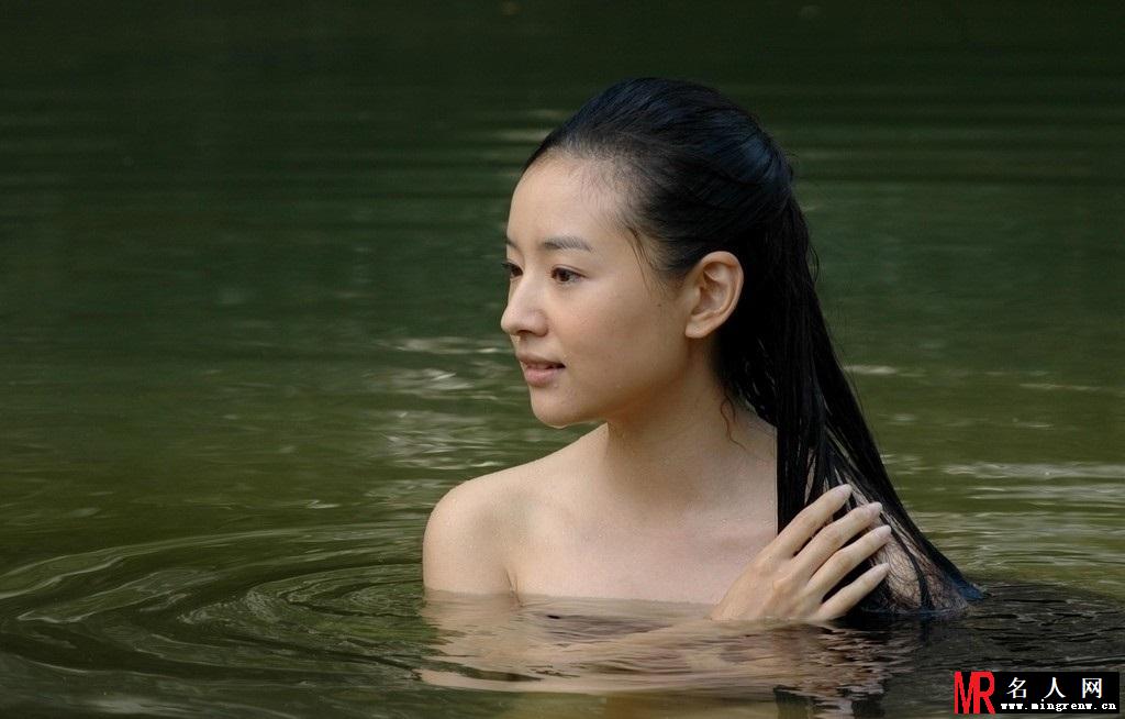 董洁与年轻男子片场并肩搭手玩手机(1)