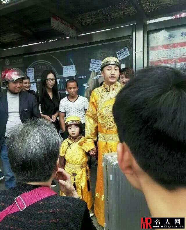 爸爸3穿越变清宫剧 胡军女儿反串轩轩穿龙袍(1)