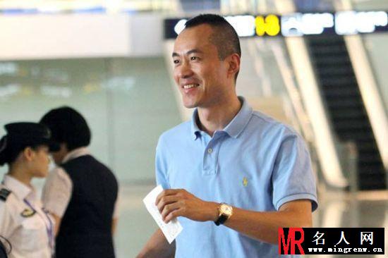 昔日名嘴邱启明紧握手机独自现身机场(1)