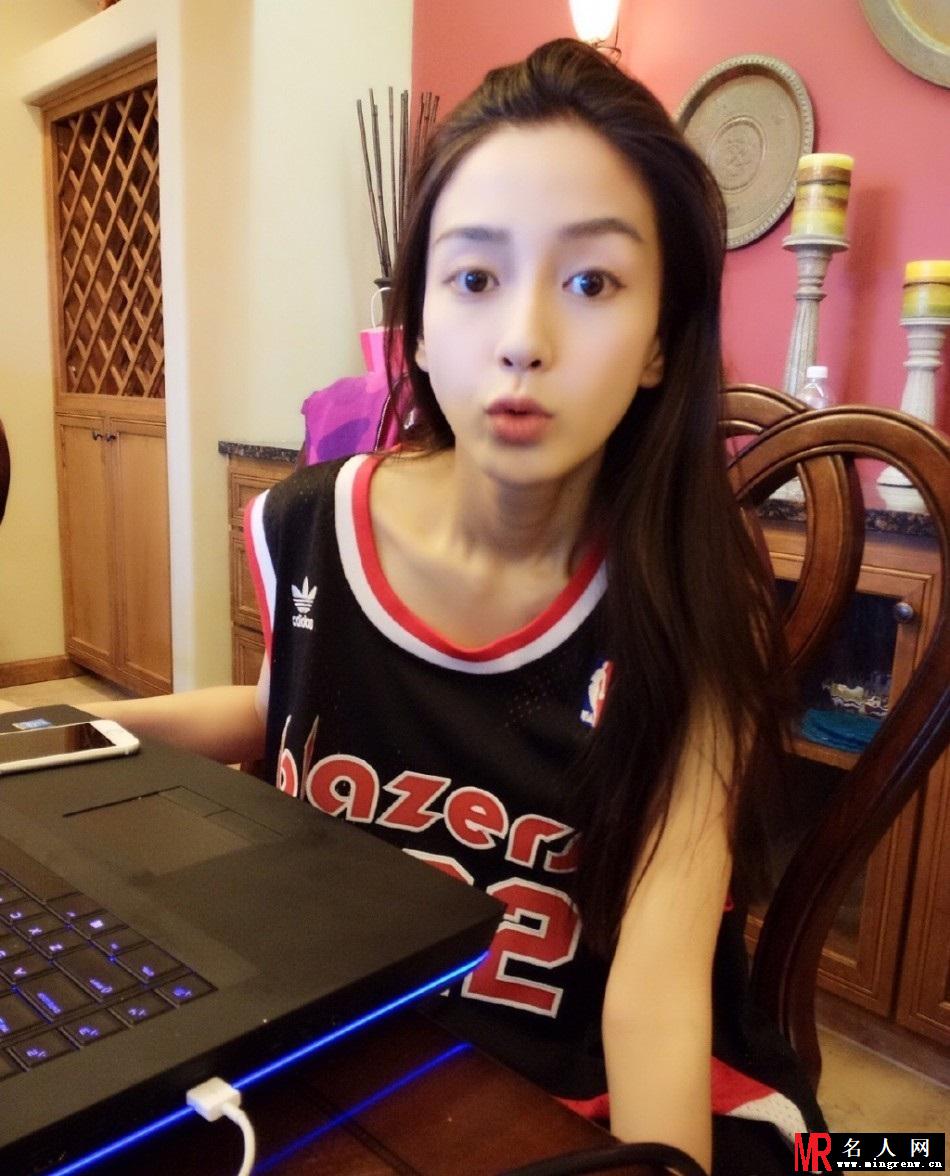 angelababy晒生活照 运动装露锁骨(1)