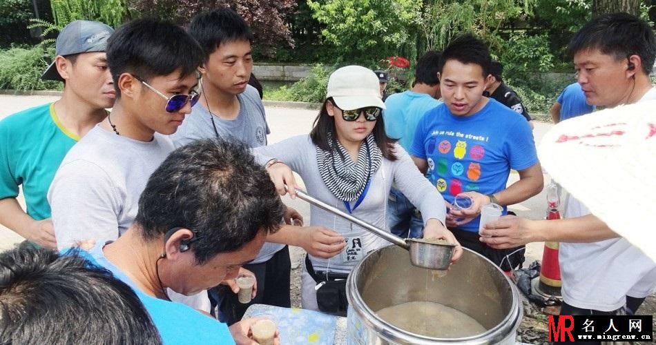 《危城歼霸》大暑热拍高潮 吴京自拍消暑(1)
