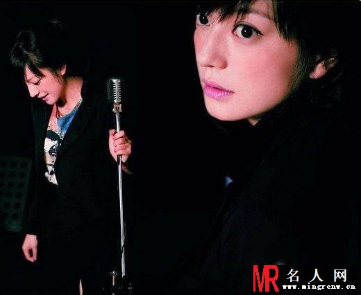 赵薇早期登《嘉人》杂志 自称不够野(1)