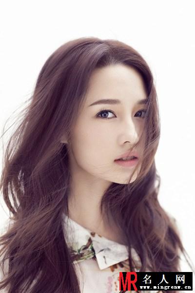 李沁长发妩媚写真 甜笑醉人性感优雅(1)