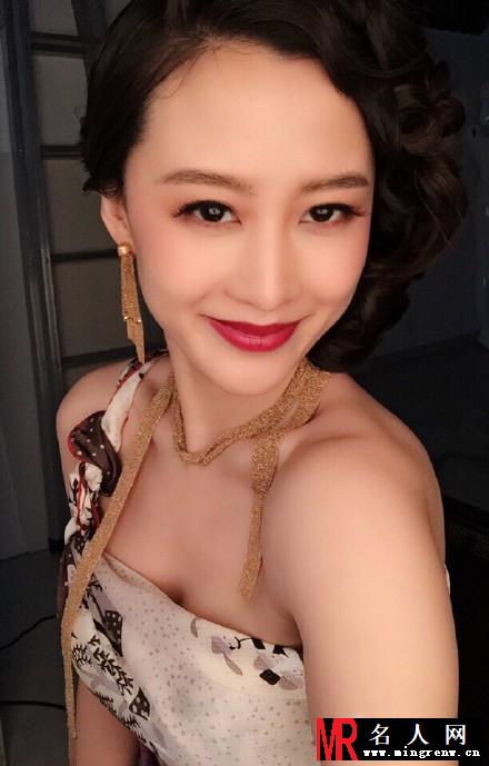 张静静红唇烈焰 露半乳演艺性感妩媚风(1)