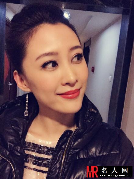 张静静红唇烈焰 露半乳演艺性感妩媚风(1)