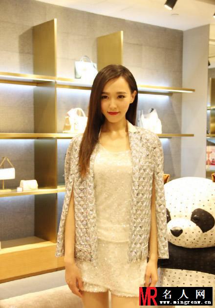 唐嫣骨瘦如柴仍不忘站台捞金 大牌美腿吸睛受众人保护(1)