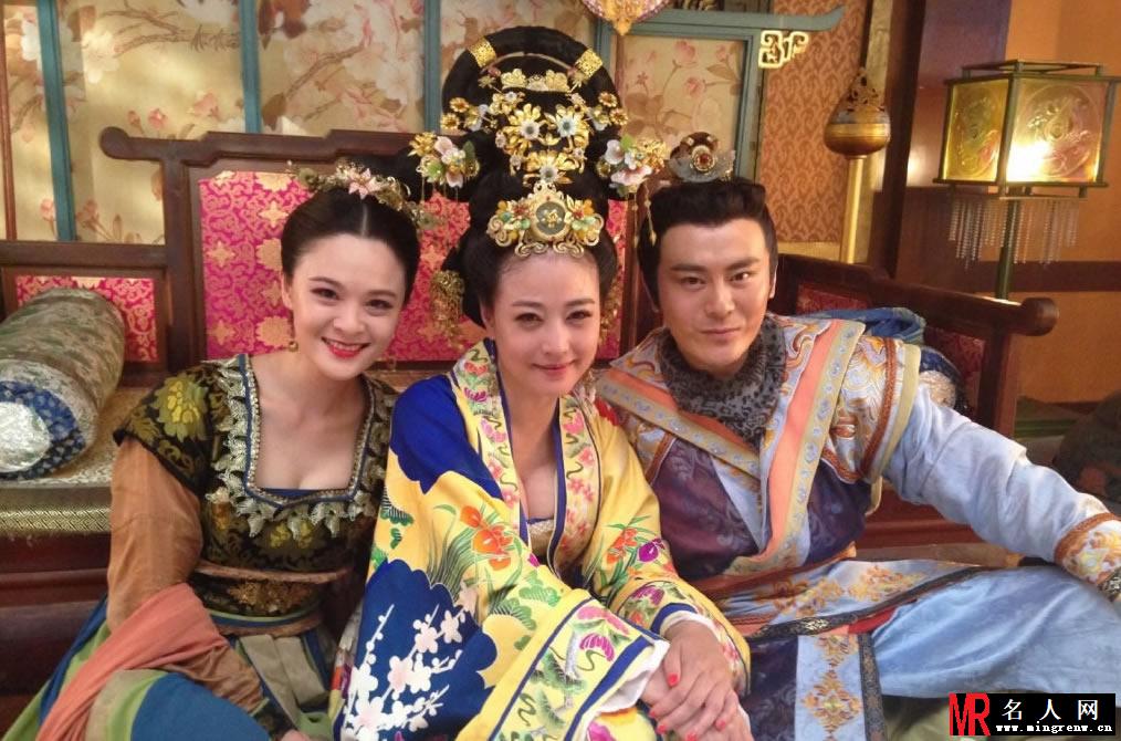 周海媚微博曝光武媚娘片场照 众娘娘齐抛胸(1)