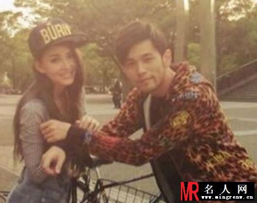周杰伦潮装抵达香港 婚期将近满面笑容(1)