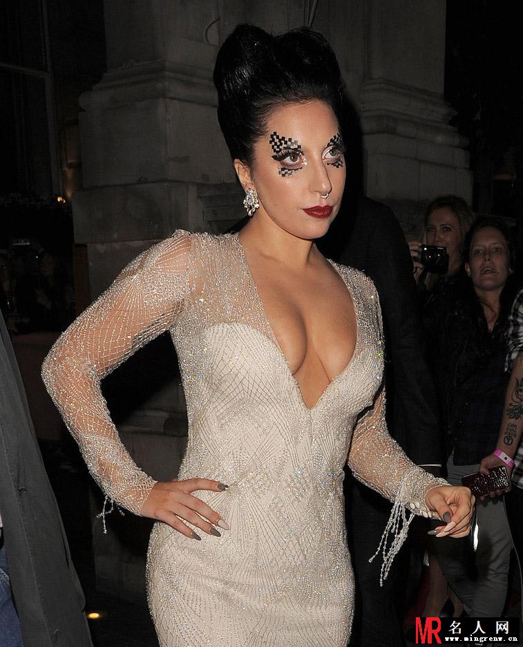Lady Gaga爆乳出境 奇葩妆容成功博眼球(1)