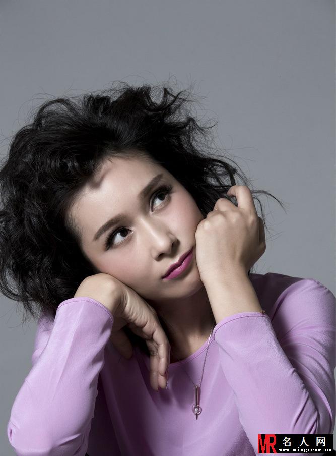 杨恭如俏皮写真 爆炸头出镜显邻家范(1)