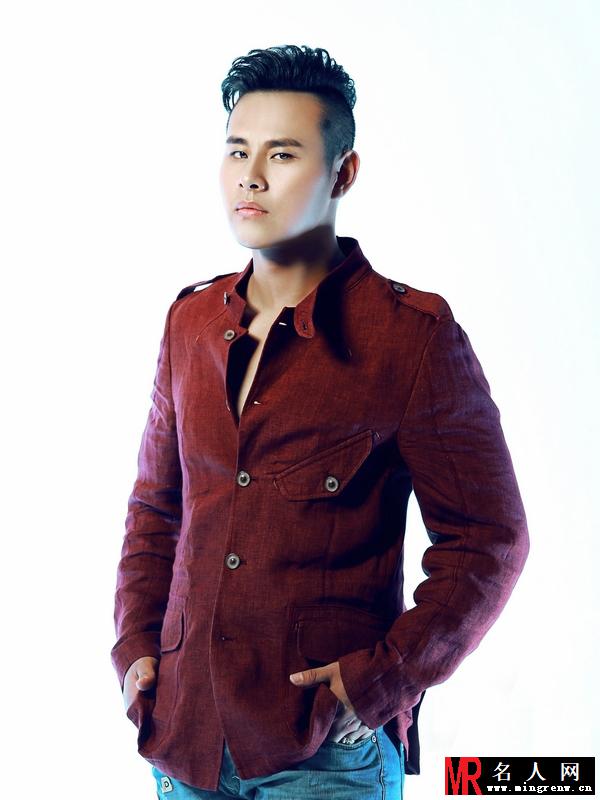 姚雨鑫时尚写真曝光 紫红装彰显男人魅力(1)