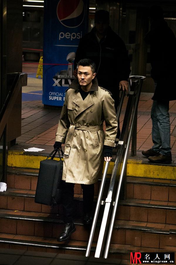 于小伟英伦风写真曝光 卡其色风衣演绎英式时尚(1)