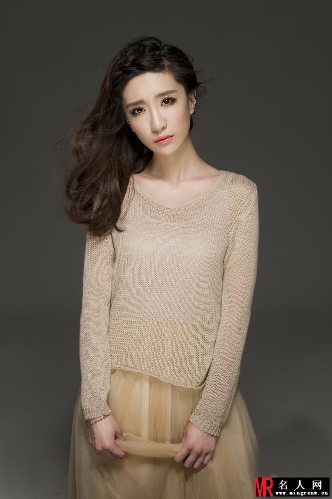 马晓灿淑女写真曝光 裸色雪纺衫尽显名媛气质(1)